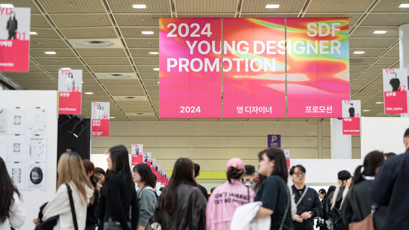 CLOW booth experience C