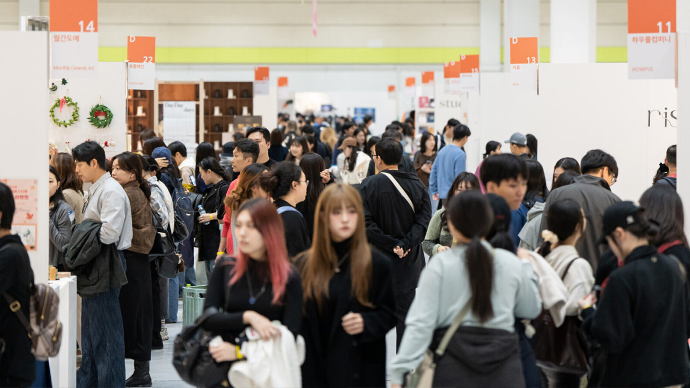 CLOW booth experience D